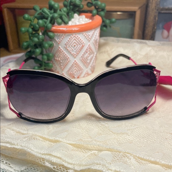 🦋🦋🦋BOGOHO🦋🦋🦋Chic Black and Pink Betsy Johnson Butterfly Sunglasses - Picture 3 of 7